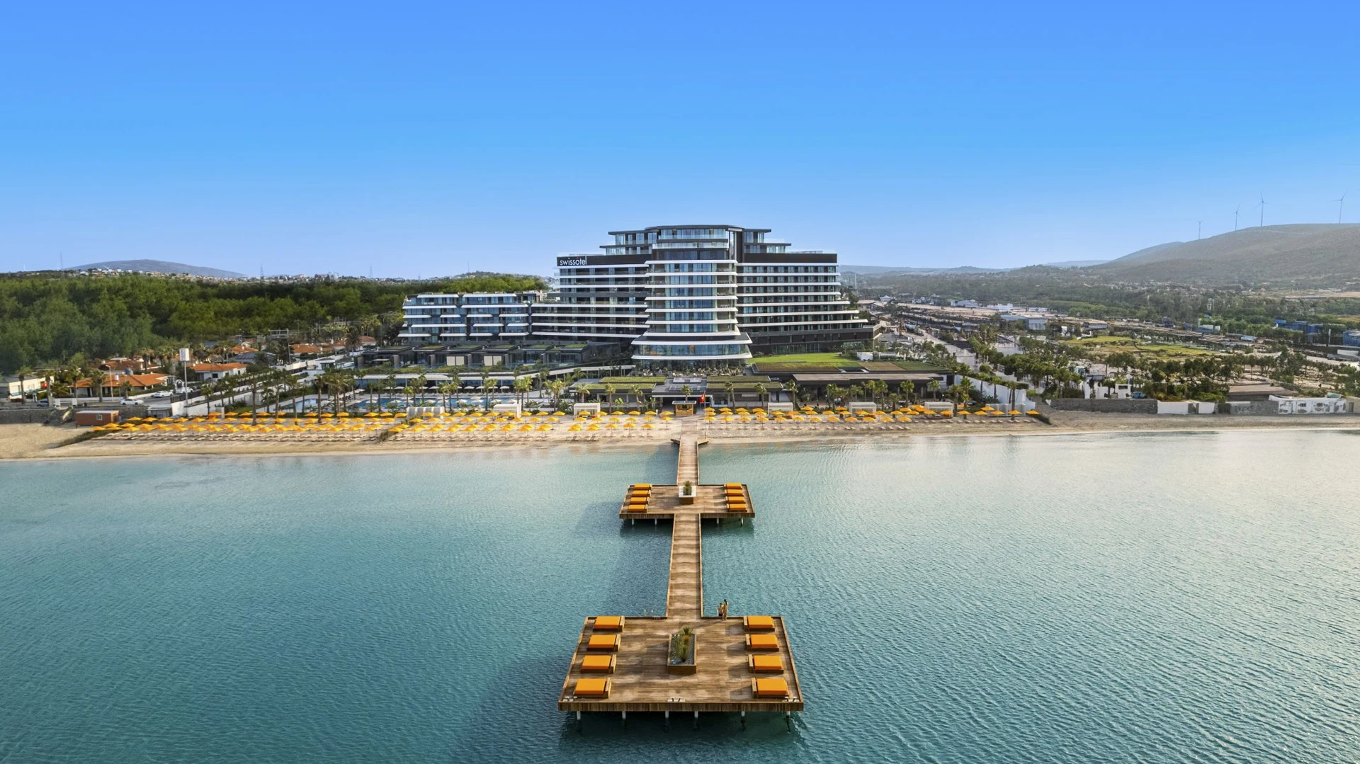 Swissôtel Resort & Spa Çeşme — Otel, plaj ve denize uzanan iskele