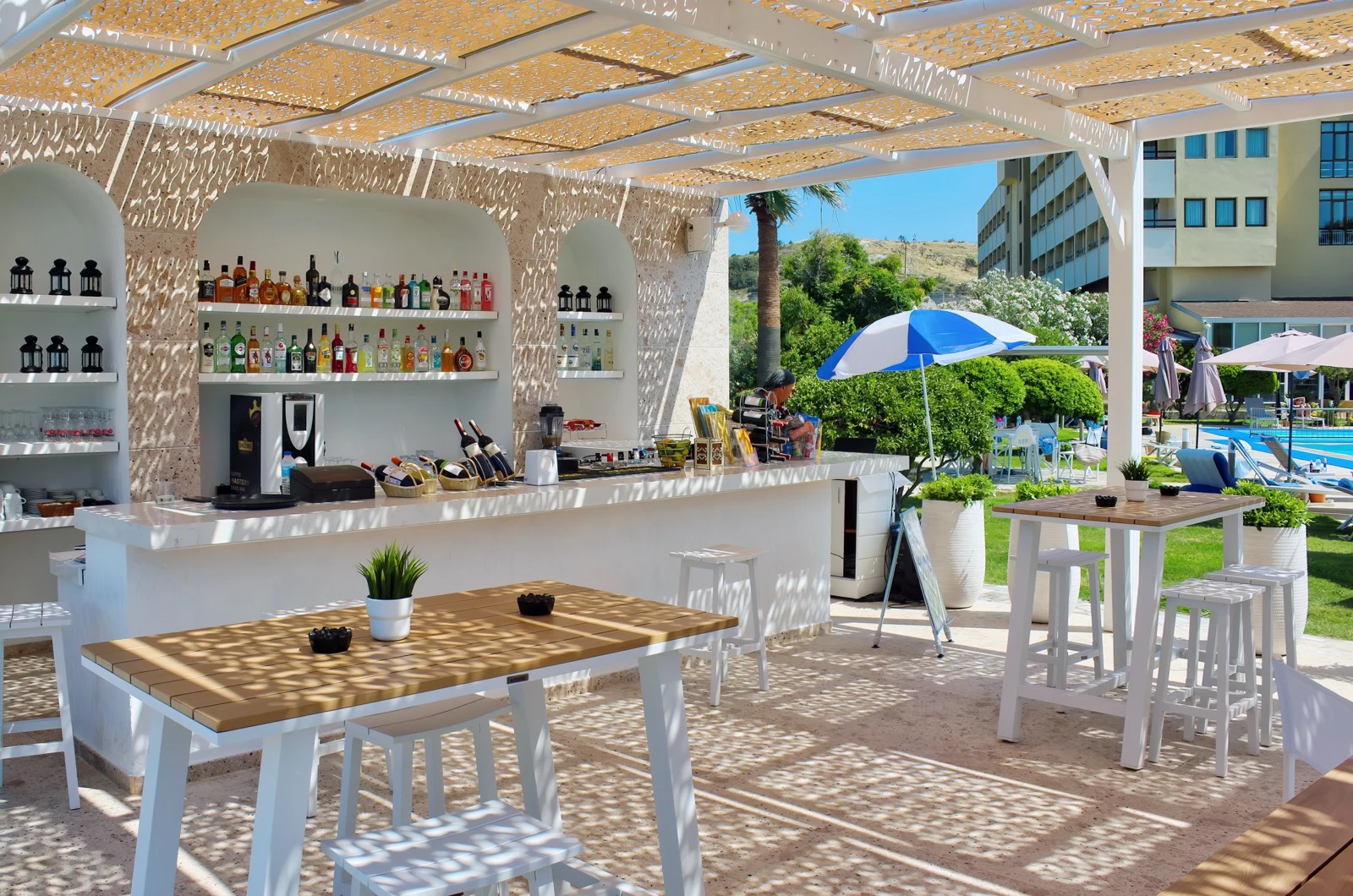 Babaylon Hotel — Pool bar seating
