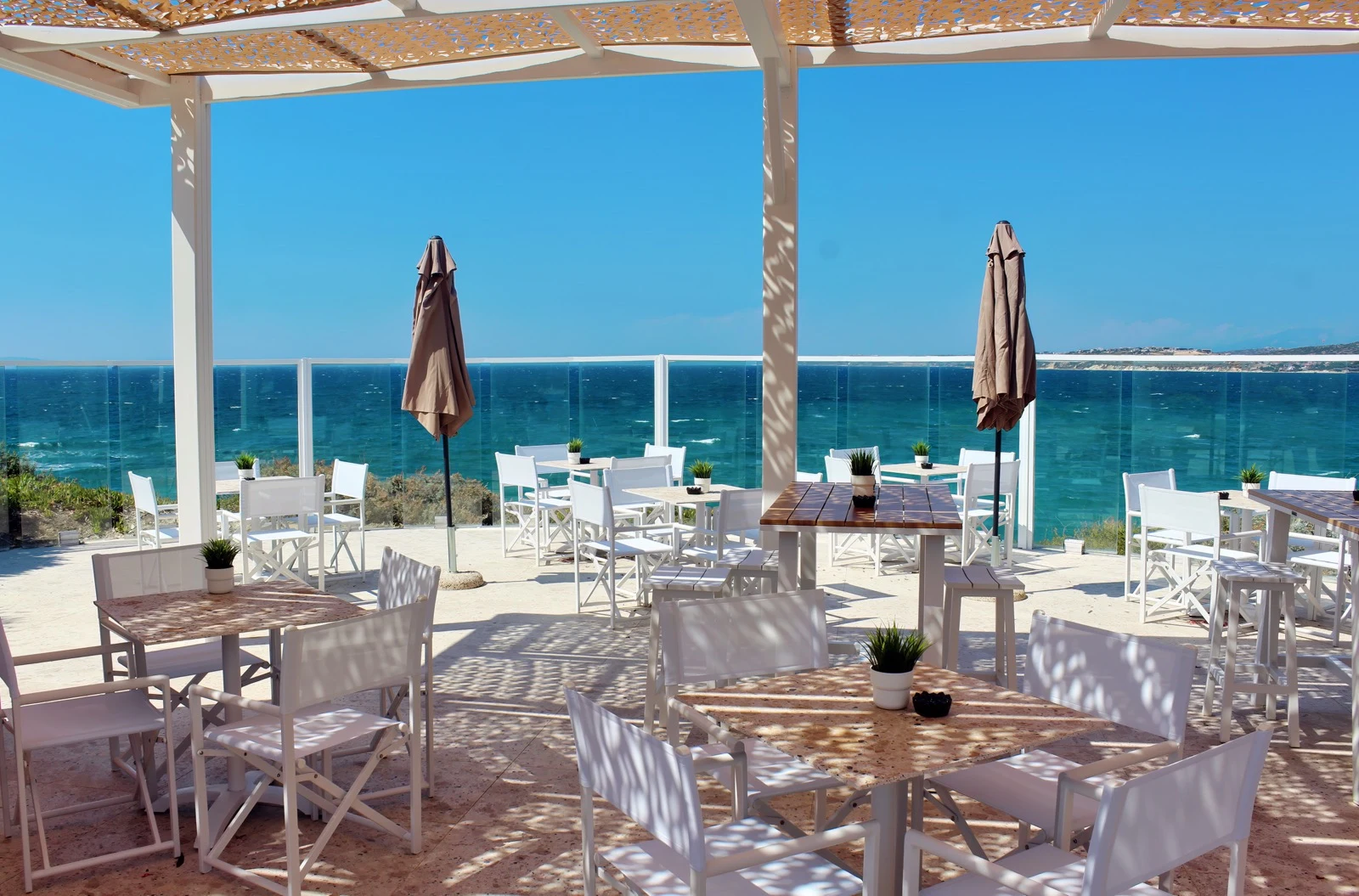 Babaylon Hotel — Bar tables facing the sea