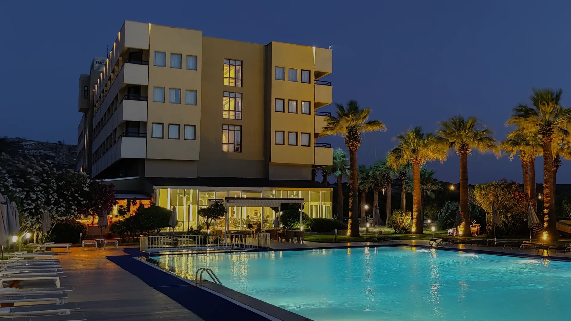Babaylon Hotel — Hotel seen from the pool