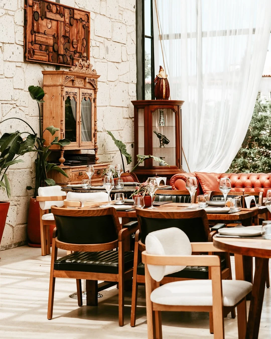 Sula Alaçatı — Restoranın yemek salonu