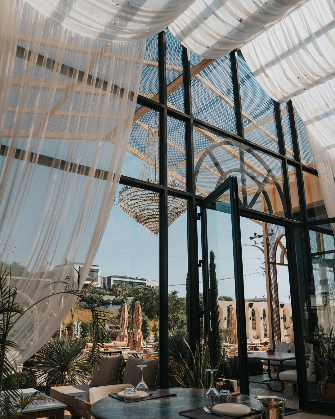 Sula Alaçatı — Cam tavanlı salonun görünümü